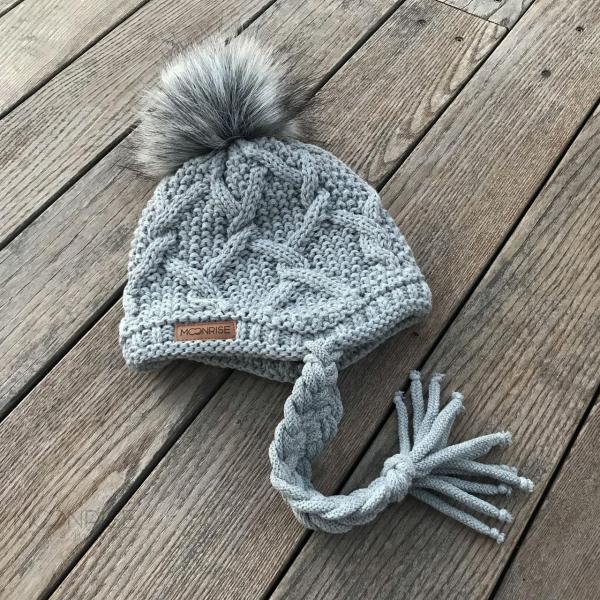 Zimní pletená podšitá čepice se šňůrkami